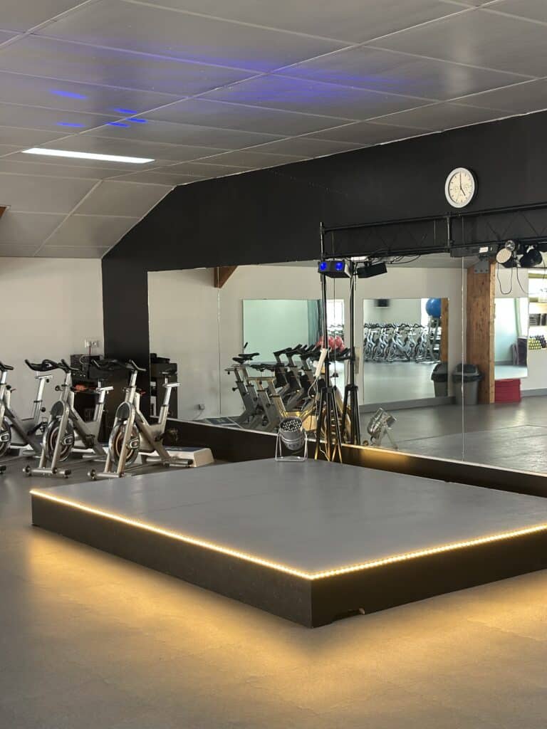 Salle de biking Matrix : cours de fitness collectifs Studio spinning vélos Matrix, estrade LED et miroirs pour cours de fitness.